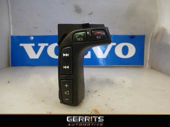 Steering wheel mounted radio control Volvo V70