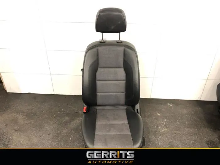 Seat, left Mercedes C-Klasse